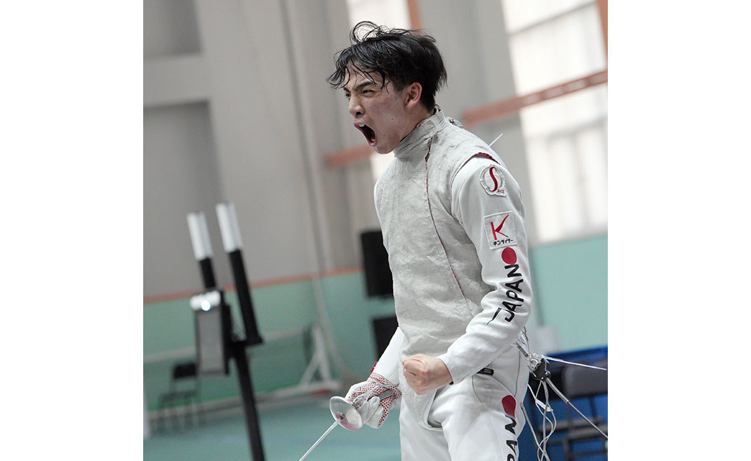 Shoei Hashimoto of Rikkyo’s fencing team wins gold medal in junior men